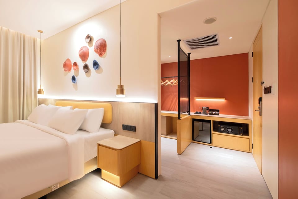 Lifestyle Premiere King Bed | Minibar, laptop workspace, soundproofing, iron/ironing board