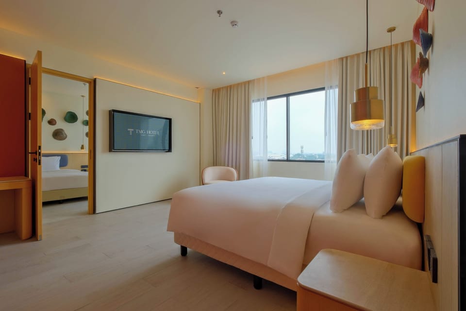 Skyline Executive King Bed | Television