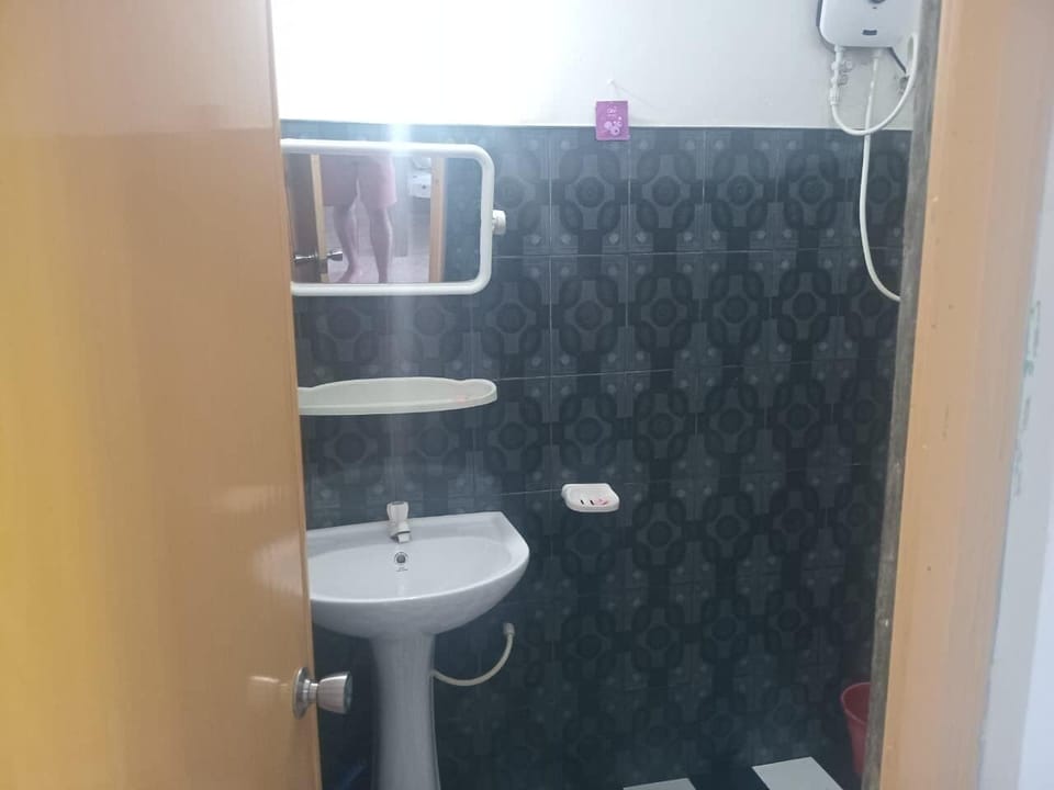 Basic Double or Twin Room, Mountain View | Bathroom | Shower, towels, soap, shampoo