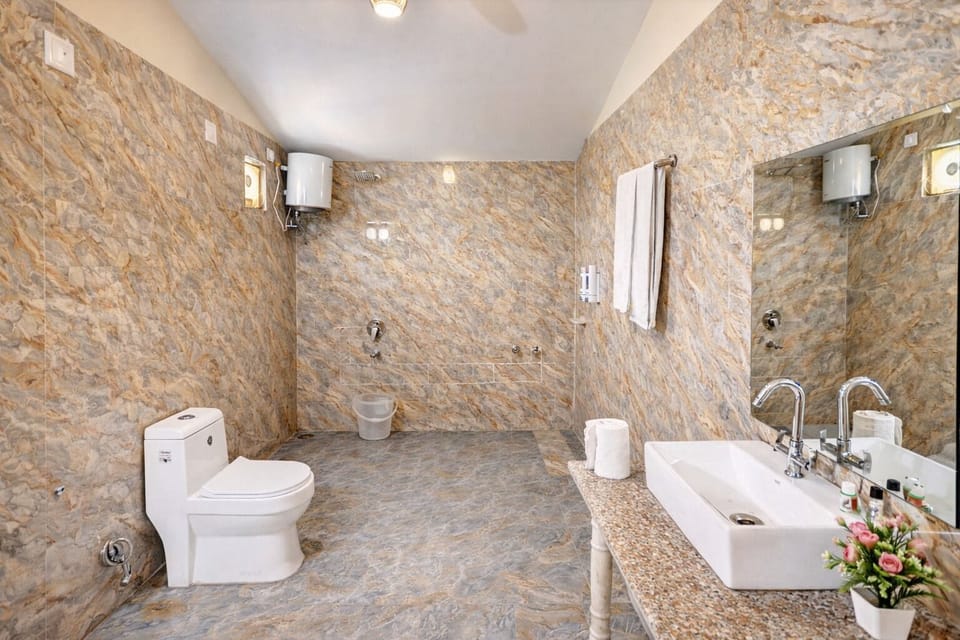 Luxury Studio Suite | Bathroom | Shower, rainfall showerhead, free toiletries, bidet