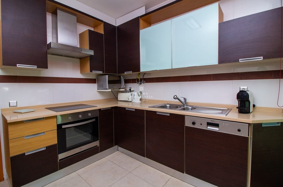 Microwave, oven, dishwasher, coffee/tea maker