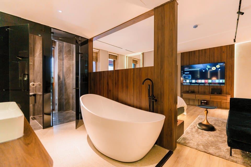 Junior Room, City View | Bathroom | Hair dryer, towels, soap, shampoo