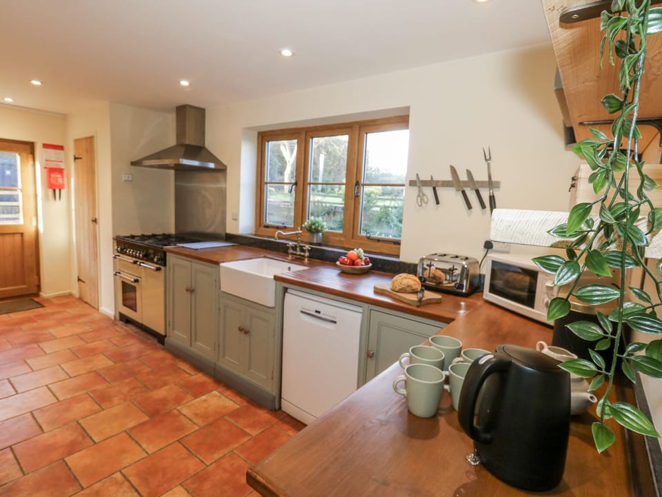 Cottage | Private kitchen | Dishwasher, cookware/dishes/utensils