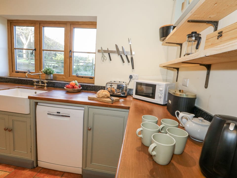 Cottage | Private kitchen | Dishwasher, cookware/dishes/utensils