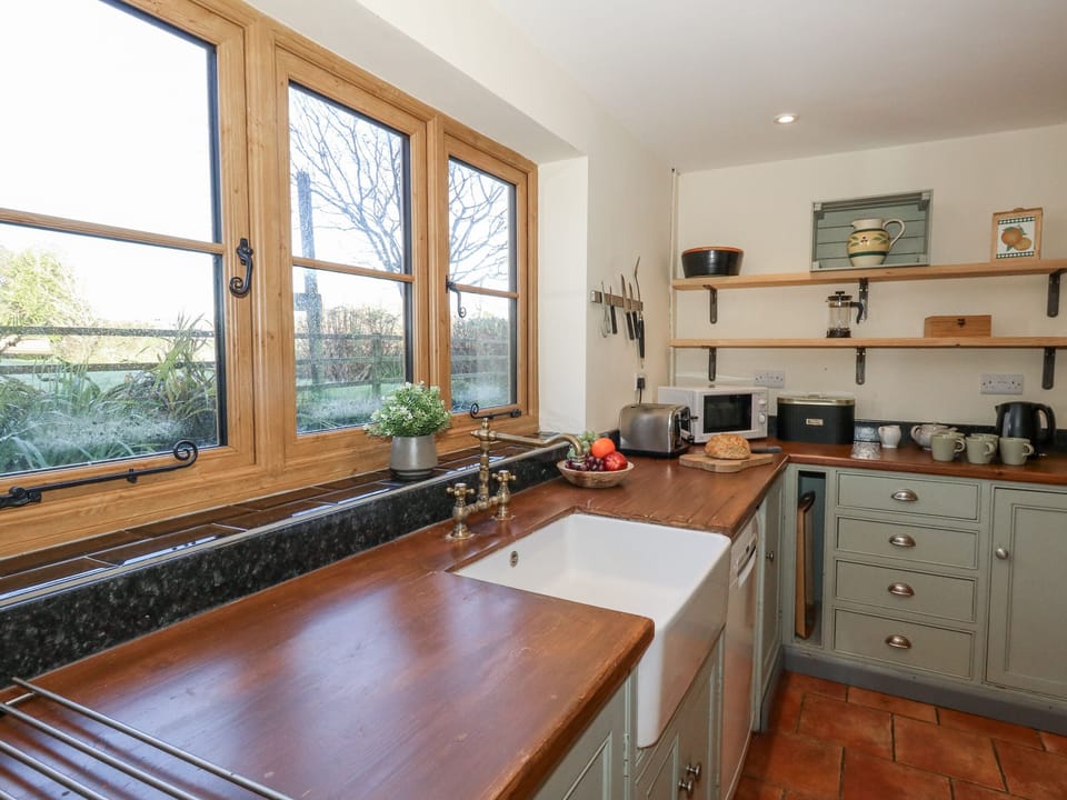 Cottage | Private kitchen | Dishwasher, cookware/dishes/utensils