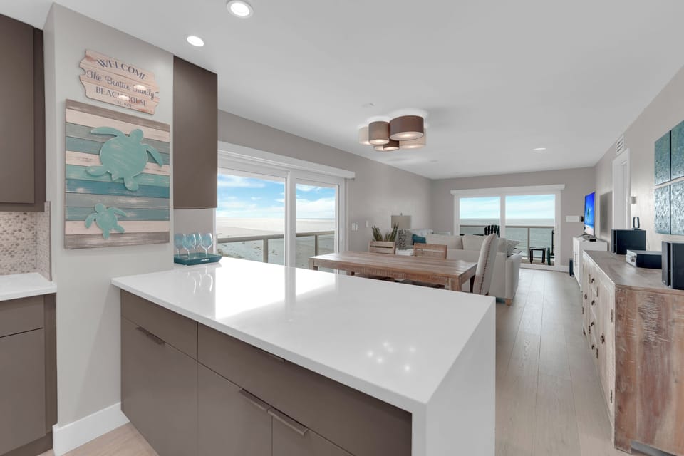 Beautiful corner unit for your monthly stay at Fort Myers Beach