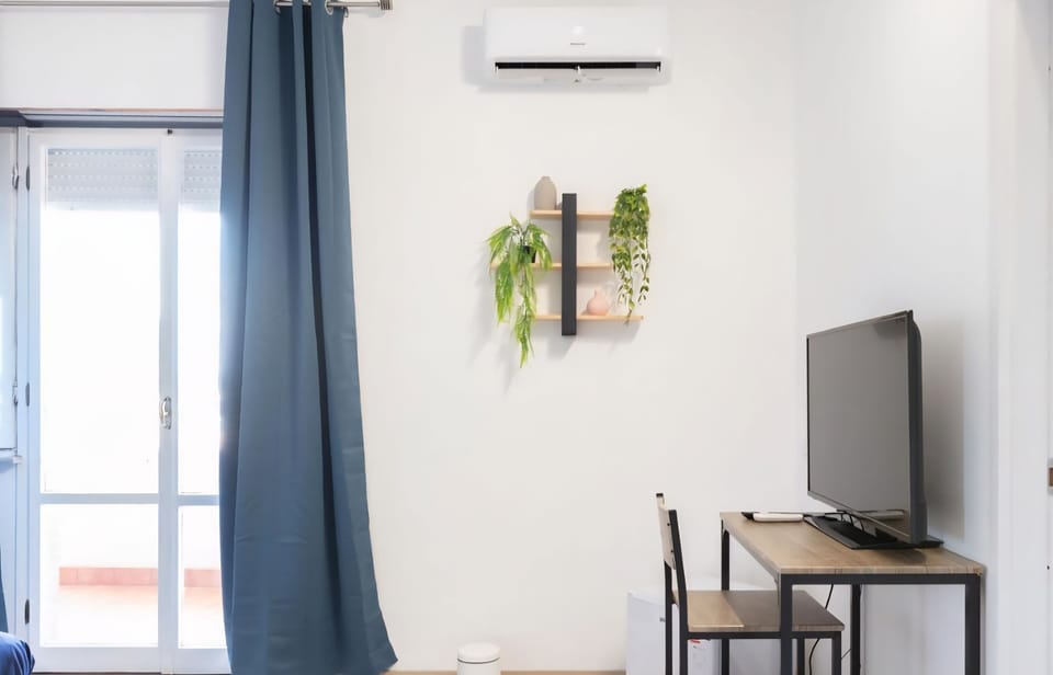 Desk, soundproofing, WiFi (free)