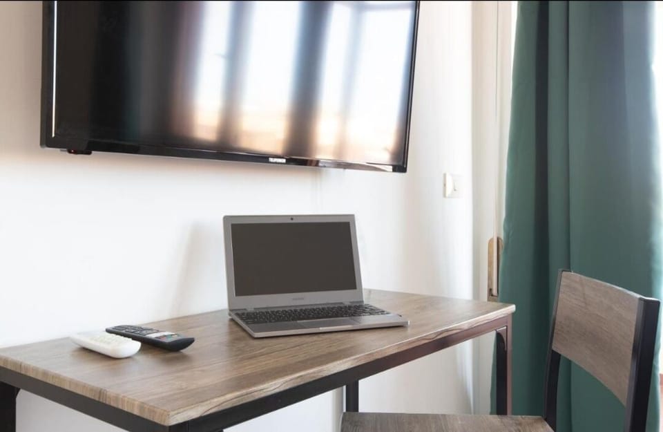 Desk, soundproofing, WiFi (free)
