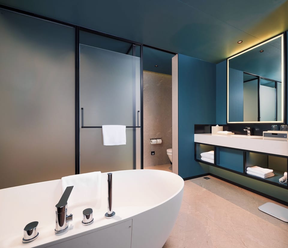 Executive Suite, 1 Bedroom | Bathroom | Free toiletries, hair dryer, bathrobes, slippers