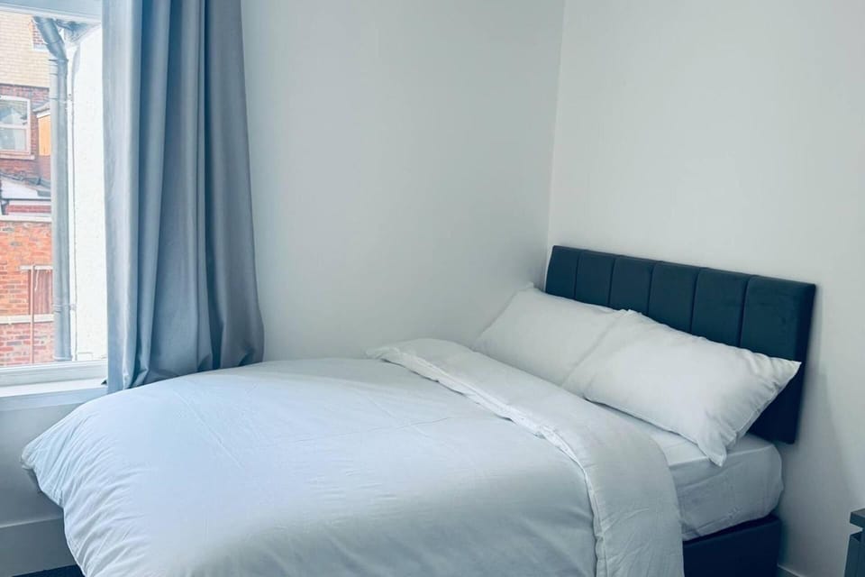 Crewe - House - Sleeps 8 - Private Hot Tub House in Crewe
