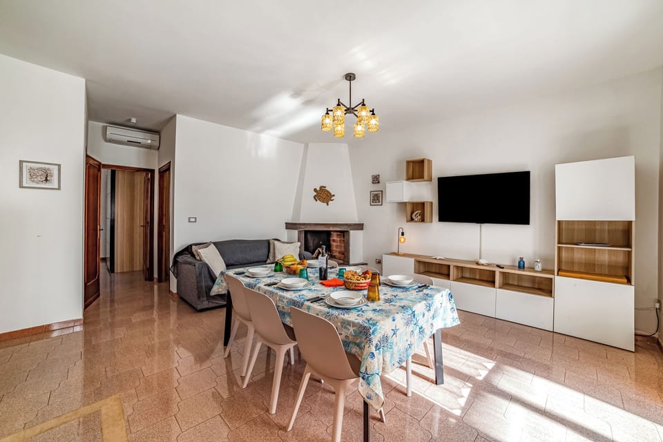 Standard Apartment, 2 Bedrooms, Balcony (La Casa Del Lido 1) | Dining