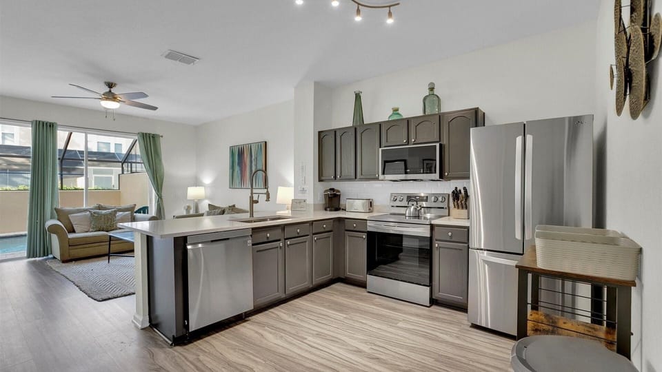 Townhome, 3 Bedrooms | Private kitchen | Fridge, oven, coffee/tea maker, toaster