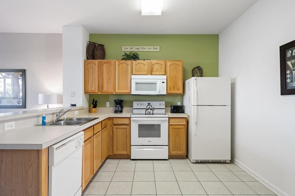 Townhome, 3 Bedrooms | Private kitchen | Fridge, oven, coffee/tea maker, toaster