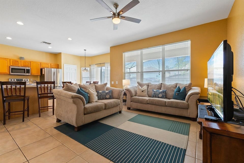House, 6 Bedrooms | Living area