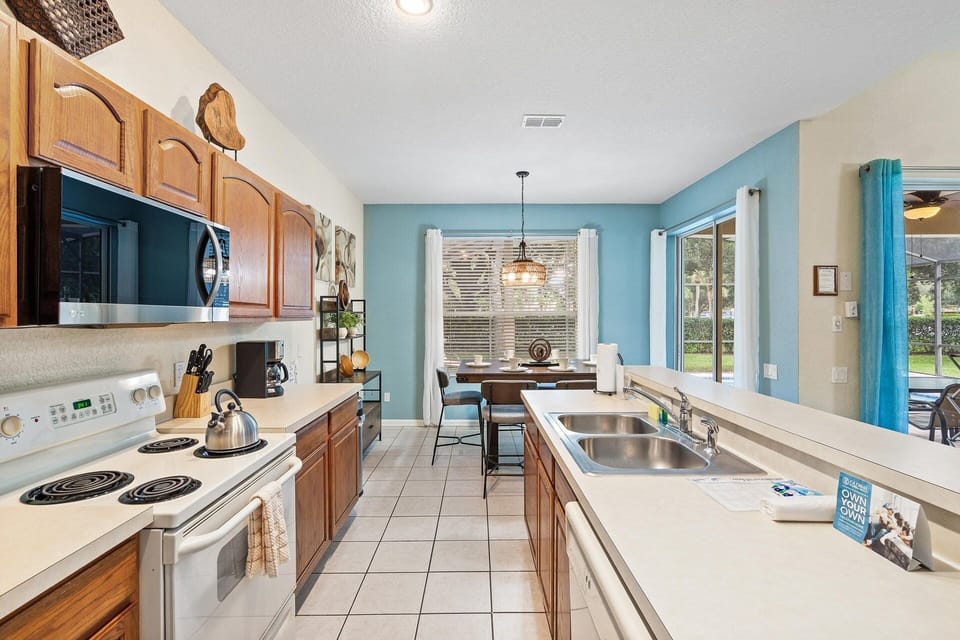 House, 4 Bedrooms | Private kitchen | Coffee/tea maker, fridge, oven, toaster