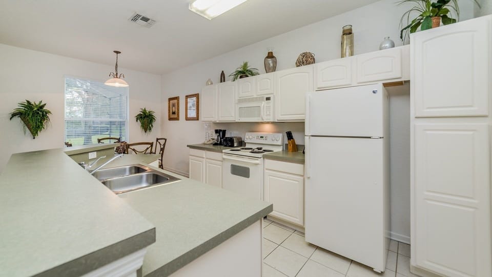 House, 5 Bedrooms | Private kitchen | Coffee/tea maker, fridge, oven, toaster