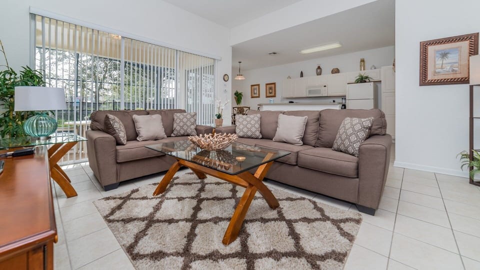 House, 5 Bedrooms | Living area