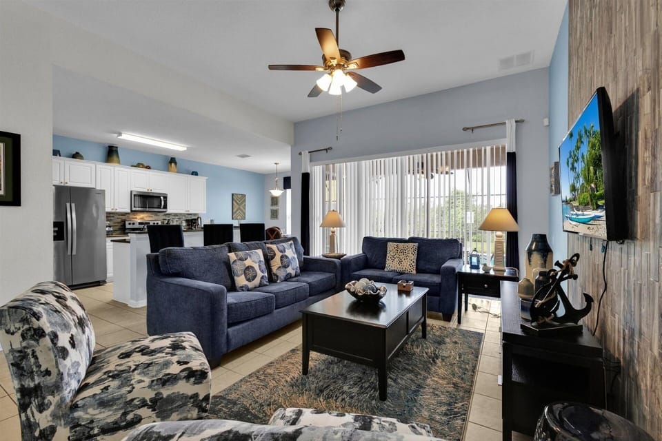 House, 5 Bedrooms | Living area