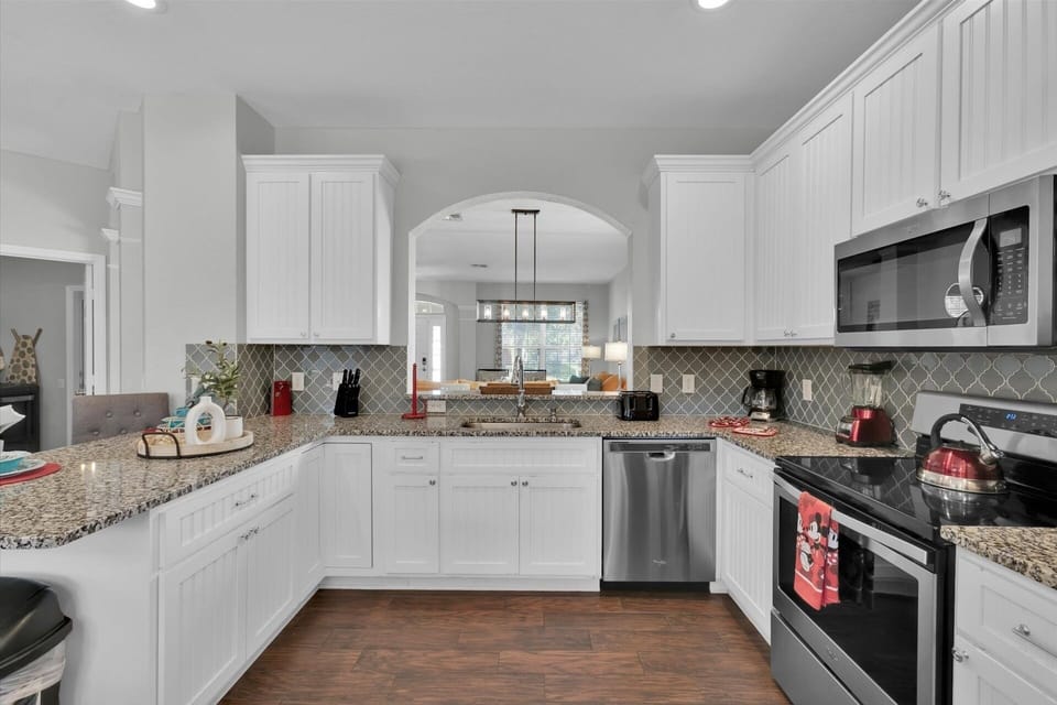 House, 6 Bedrooms | Private kitchen | Fridge, oven, coffee/tea maker, toaster