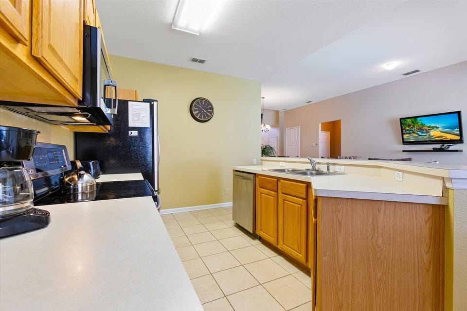 House, 5 Bedrooms | Private kitchen | Coffee/tea maker, fridge, oven, toaster