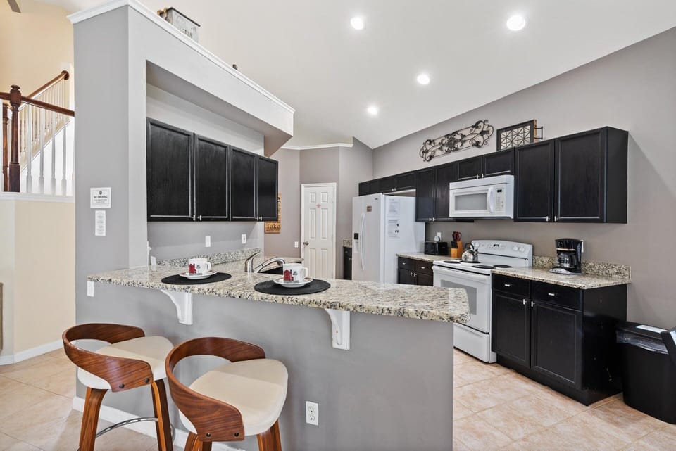 House, 5 Bedrooms | Private kitchen | Coffee/tea maker, fridge, oven, toaster