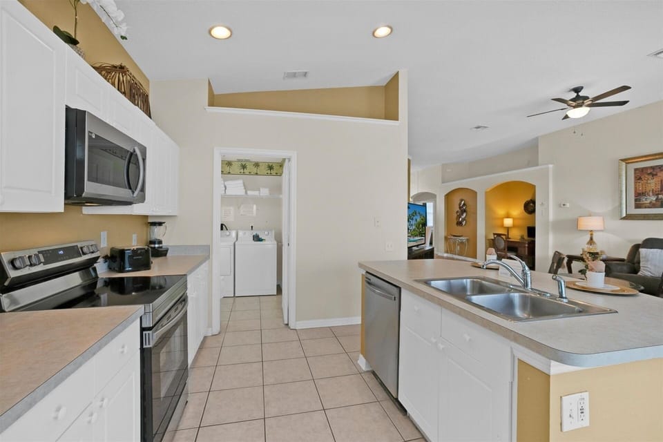 House, 4 Bedrooms | Private kitchen | Coffee/tea maker, fridge, oven, toaster