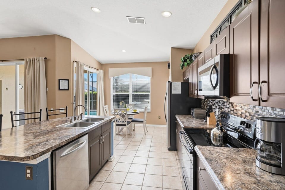 House, 4 Bedrooms | Private kitchen | Coffee/tea maker, fridge, oven, toaster