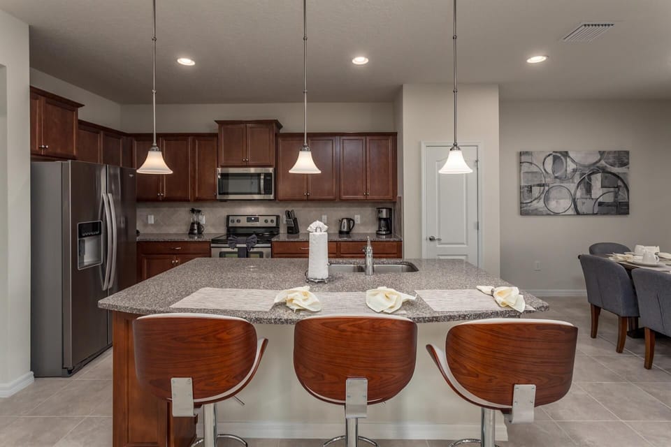 House, 5 Bedrooms | Private kitchen | Fridge, oven, coffee/tea maker, toaster