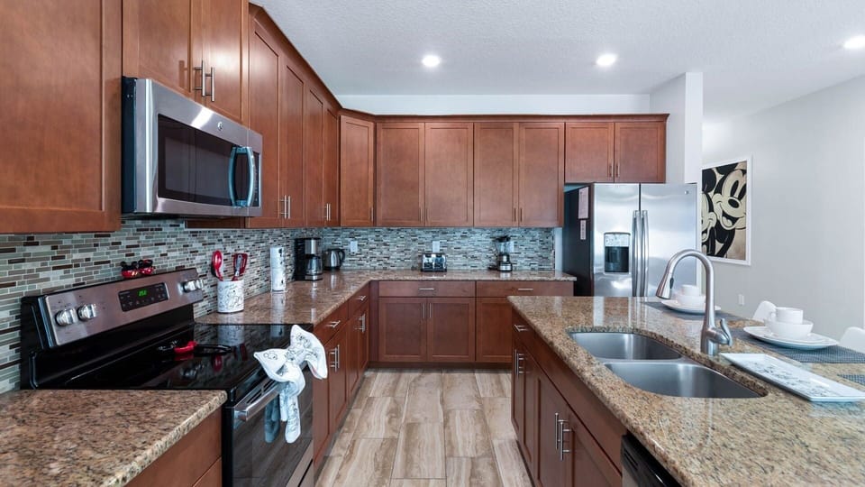 House, 6 Bedrooms | Private kitchen | Fridge, oven, coffee/tea maker, toaster