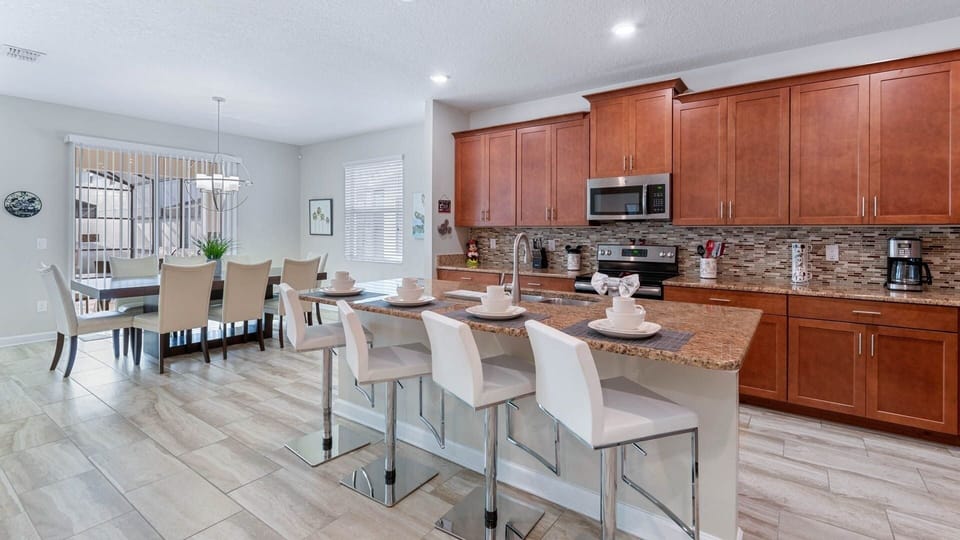 House, 6 Bedrooms | Private kitchen | Fridge, oven, coffee/tea maker, toaster