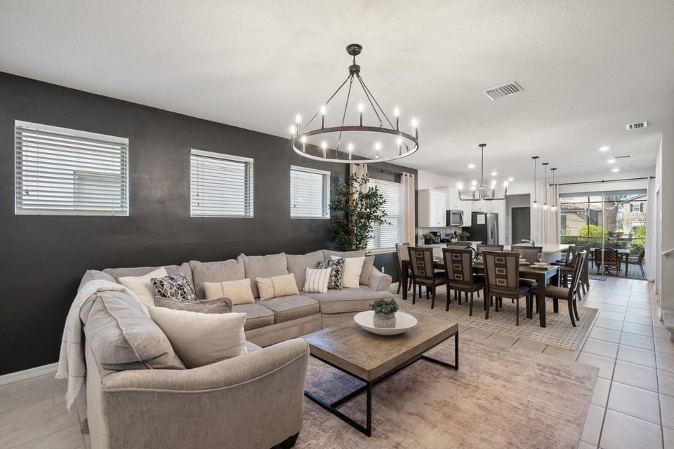 House, 5 Bedrooms | Living area