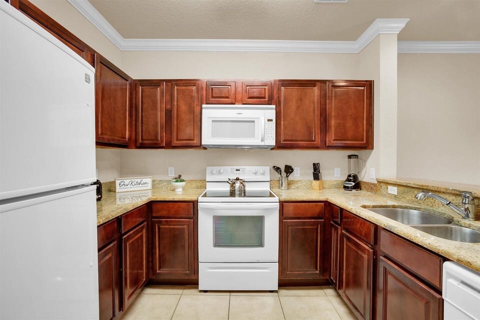 Condo, 3 Bedrooms | Private kitchen | Coffee/tea maker, fridge, oven, toaster