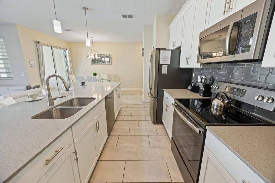 Townhome, 4 Bedrooms | Private kitchen | Fridge, oven, coffee/tea maker, toaster