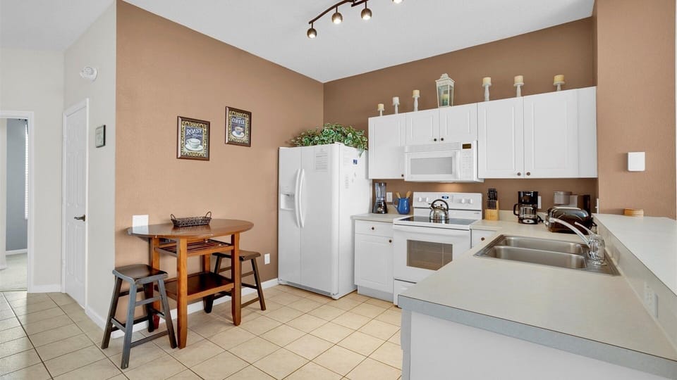 Townhome, 3 Bedrooms | Private kitchen | Coffee/tea maker, fridge, oven, toaster