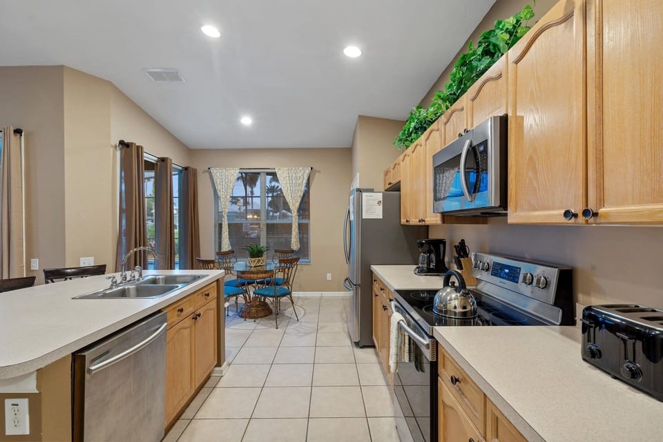 House, 4 Bedrooms | Private kitchen | Coffee/tea maker, fridge, oven, toaster