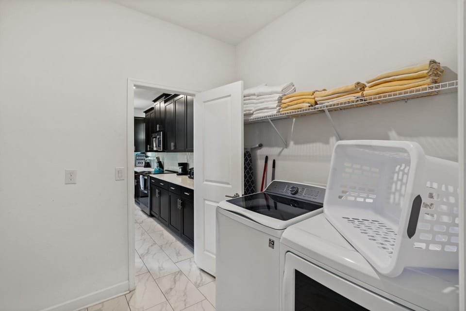 House, 5 Bedrooms | Private kitchen | Coffee/tea maker, fridge, oven, toaster