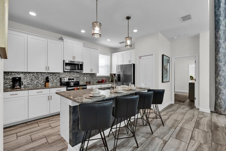 House, 5 Bedrooms | Private kitchen | Fridge, oven, coffee/tea maker, toaster