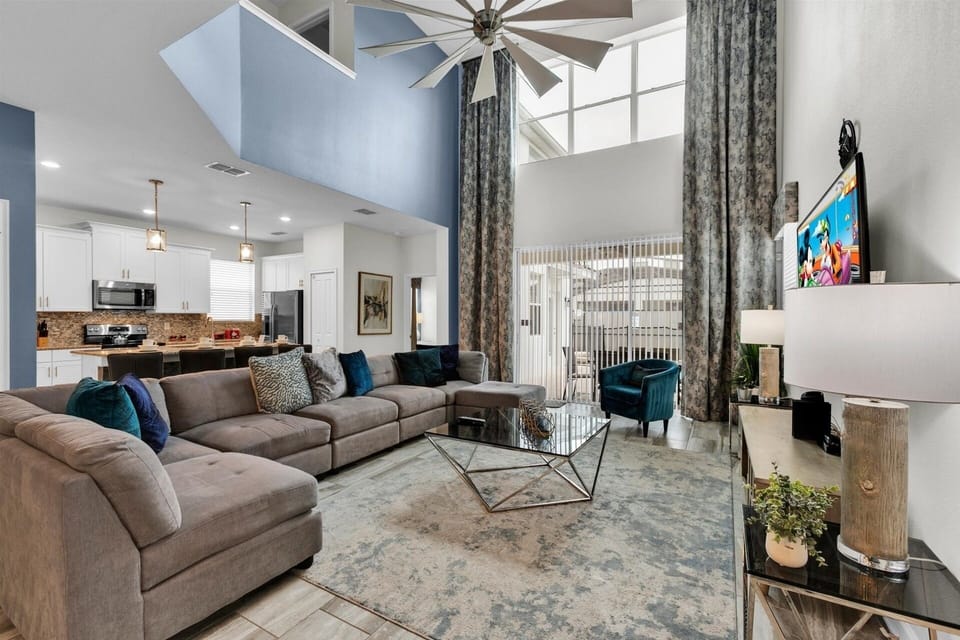 House, 5 Bedrooms | Living area
