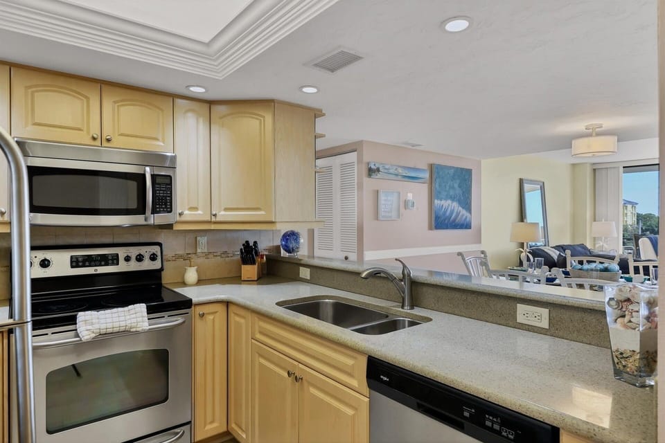 Condo, 2 Bedrooms | Private kitchen | Fridge, oven, coffee/tea maker, toaster