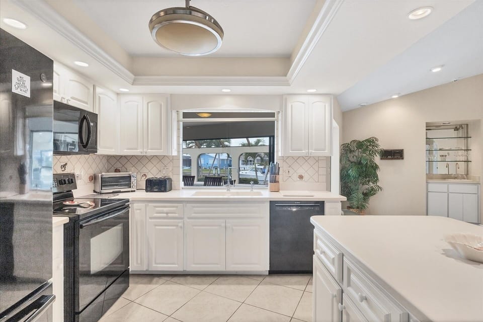 House, 3 Bedrooms | Private kitchen | Fridge, oven, coffee/tea maker, toaster
