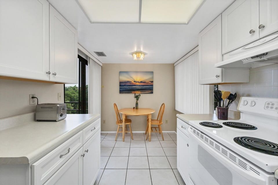 Condo, 2 Bedrooms | Private kitchen | Fridge, oven, coffee/tea maker, toaster