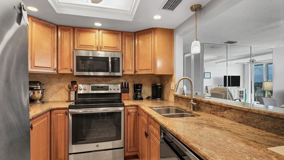 Condo, 2 Bedrooms | Private kitchen | Fridge, oven, coffee/tea maker, toaster