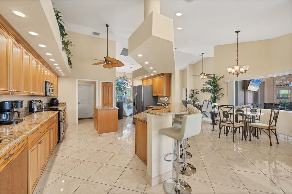 House, 4 Bedrooms | Private kitchen | Coffee/tea maker, fridge, oven, toaster