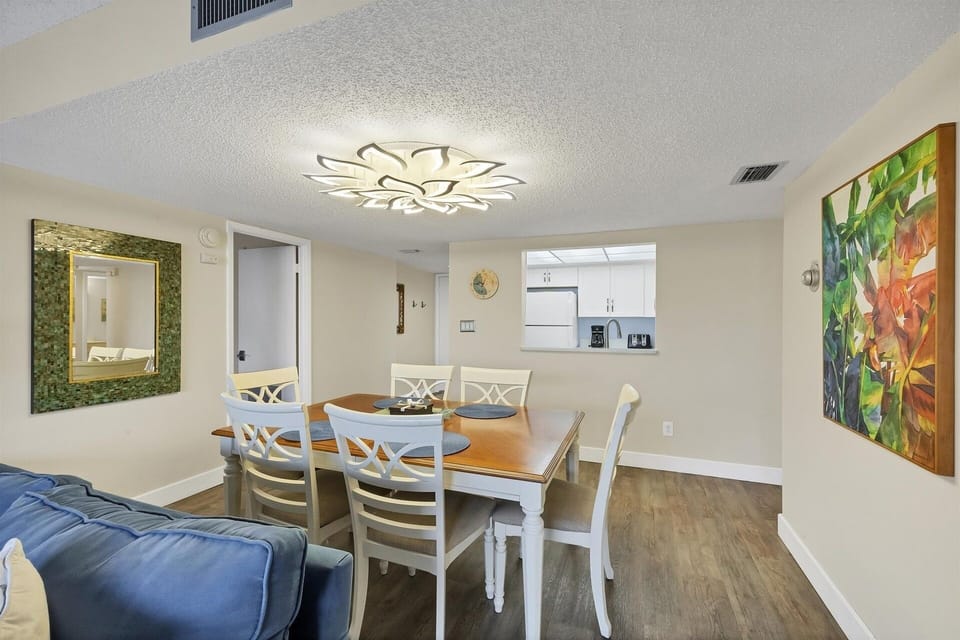 Condo, 2 Bedrooms | Dining