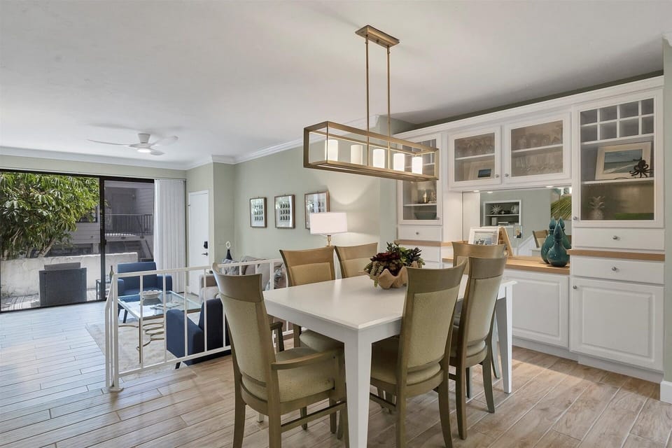 Condo, 2 Bedrooms | Dining