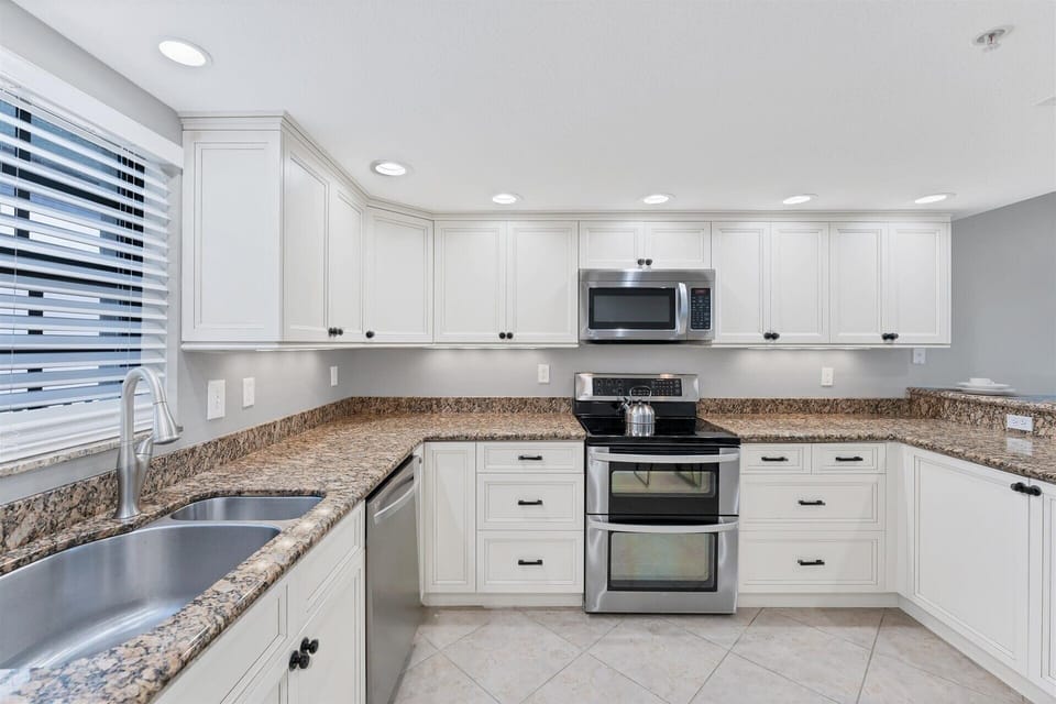 Condo, 3 Bedrooms | Private kitchen | Coffee/tea maker, fridge, oven, toaster