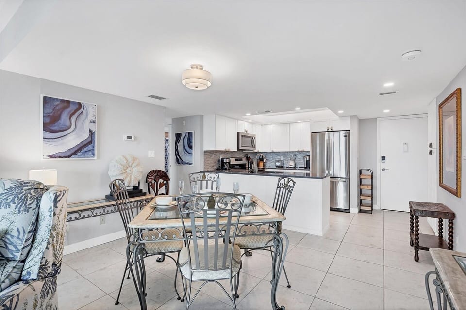 Condo, 2 Bedrooms | Dining