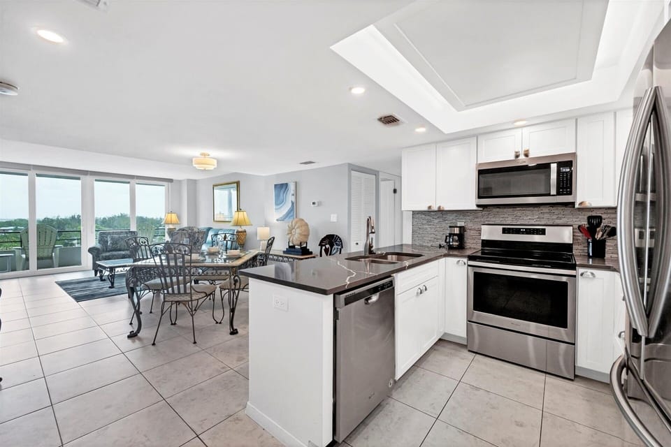 Condo, 2 Bedrooms | Private kitchen | Fridge, oven, coffee/tea maker, toaster