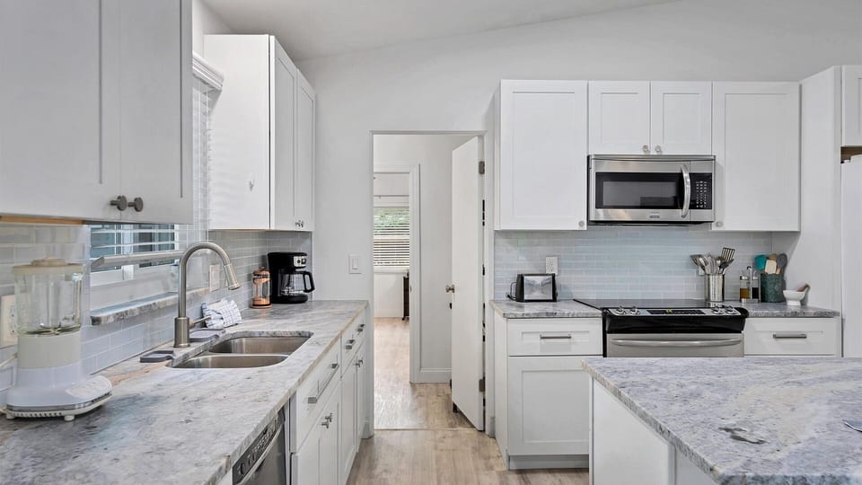 House, 3 Bedrooms | Private kitchen | Fridge, oven, coffee/tea maker, toaster