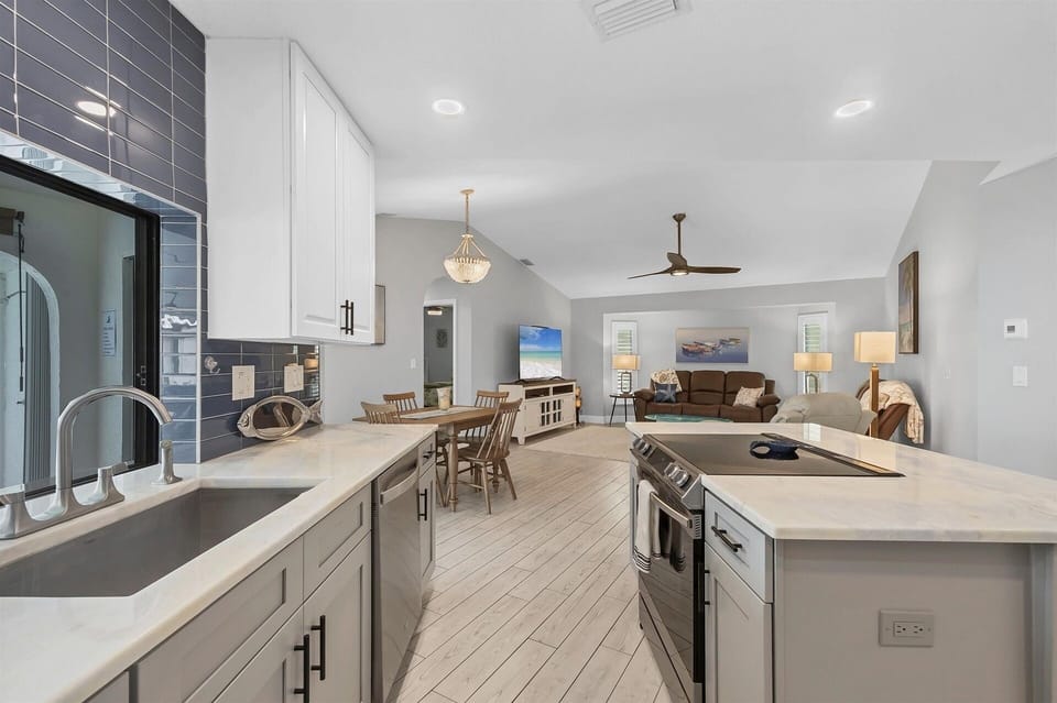 House, 3 Bedrooms | Private kitchen | Fridge, oven, coffee/tea maker, toaster